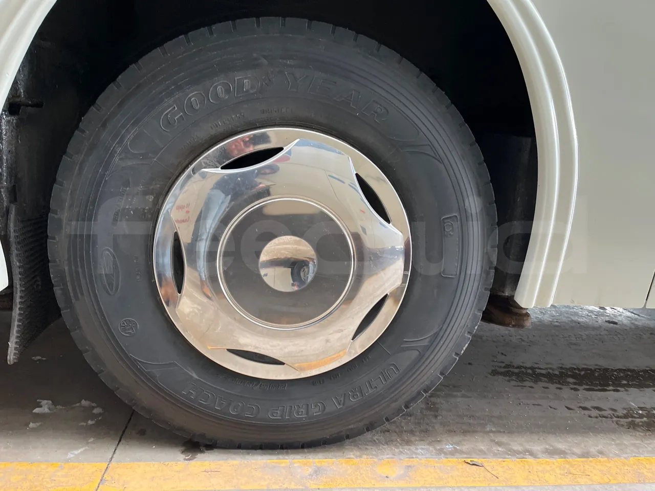 Mercedes-Benz OC 500 RF A4KF10 - EUR4 - 315kW - 12.000m - tread condition front tires left