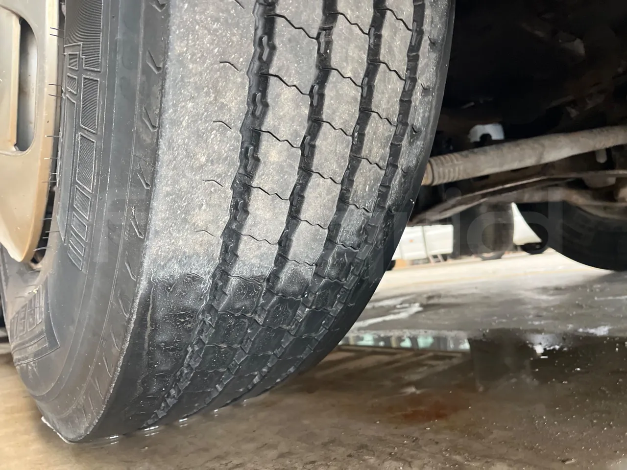 Mercedes-Benz OC 500 RF A4KF10 - EUR4 - 315kW - 12.000m - tread condition front tires right