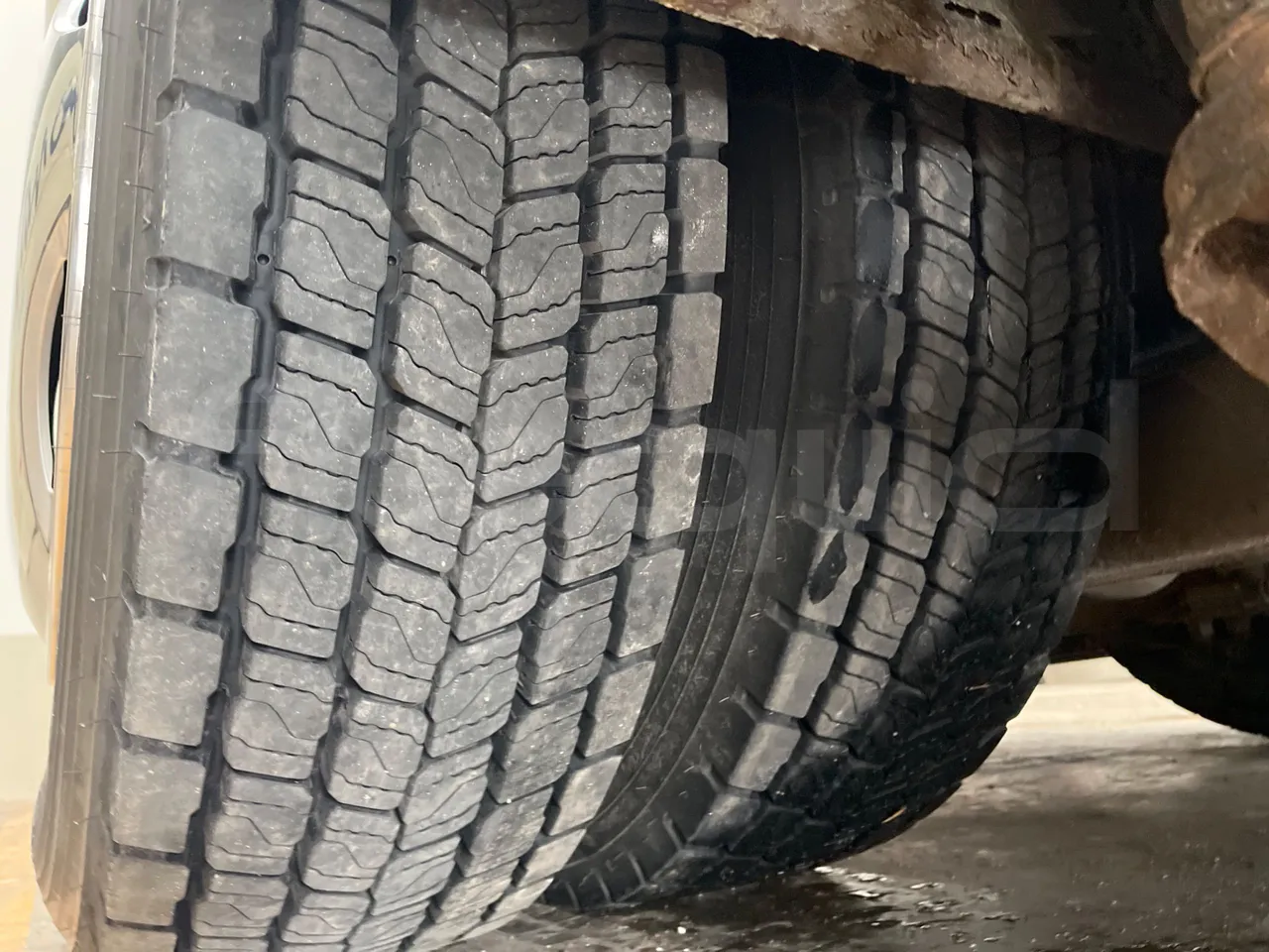 Mercedes-Benz OC 500 RF A4KF10 - EUR4 - 315kW - 12.000m - tread condition second axle tires left