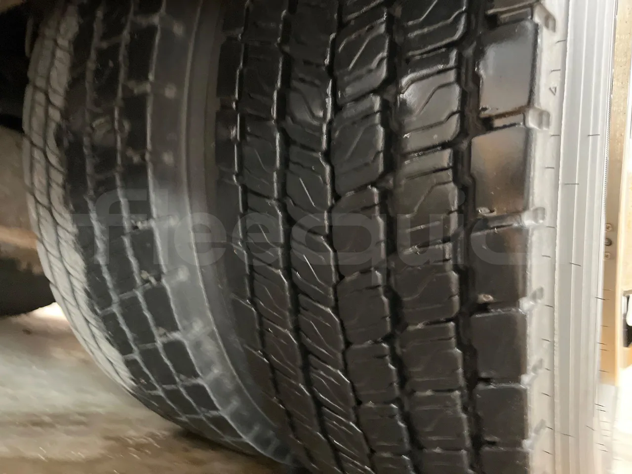 Mercedes-Benz OC 500 RF A4KF10 - EUR4 - 315kW - 12.000m - tread condition second axle tires right