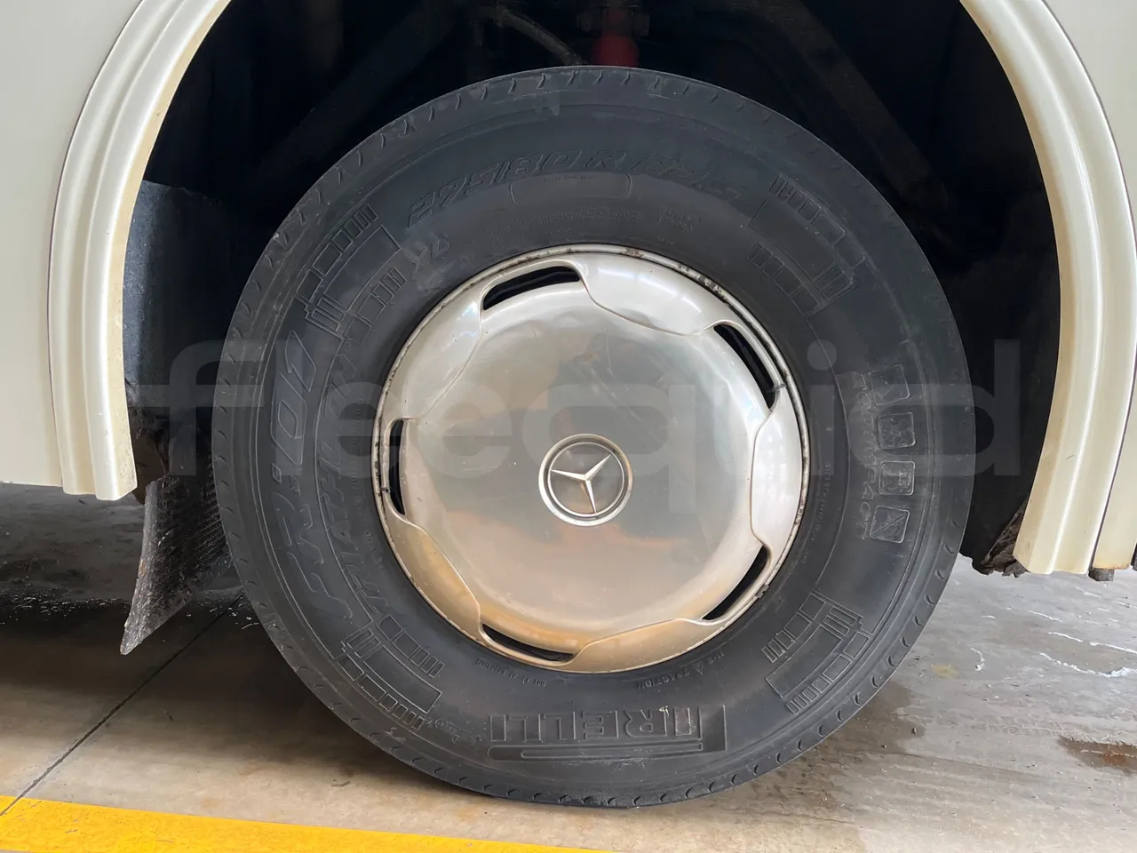 Mercedes-Benz OC 500 RF A4KF10 - EUR4 - 315kW - 12.000m - front left tire measurements