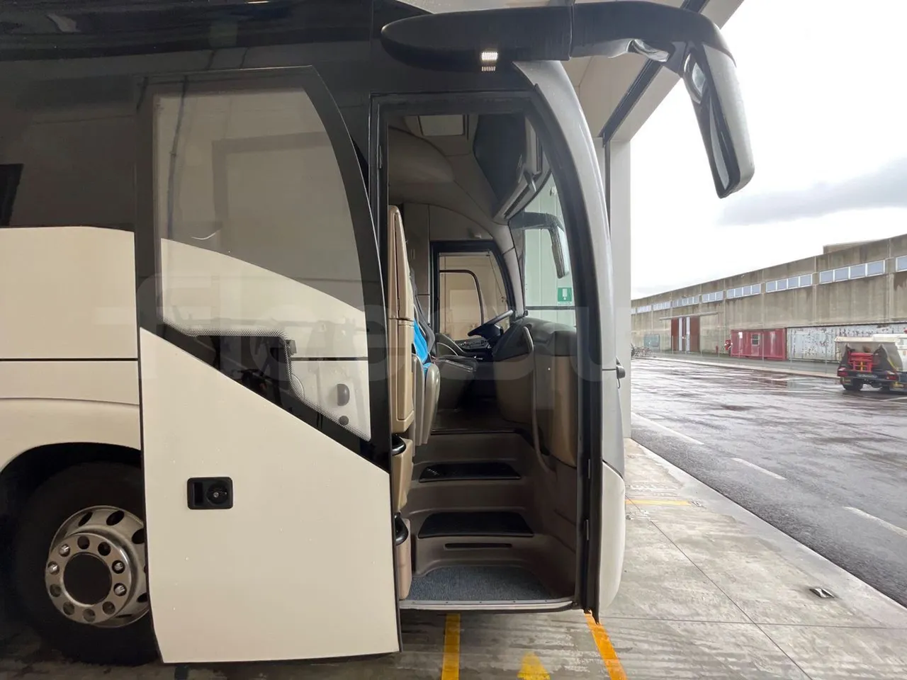 Iveco Irisbus France Magelys HD - Euro5 - 331kW - 12-250mt - front door 1 open