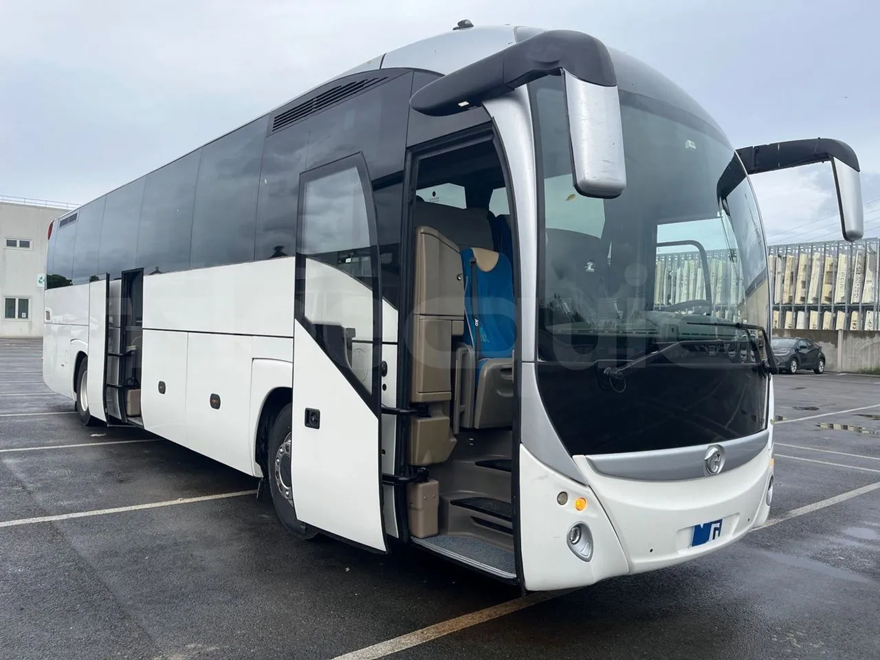 Iveco Irisbus France Magelys HD - Euro5 - 331kW - 12-250mt - 3/4 right front doors open