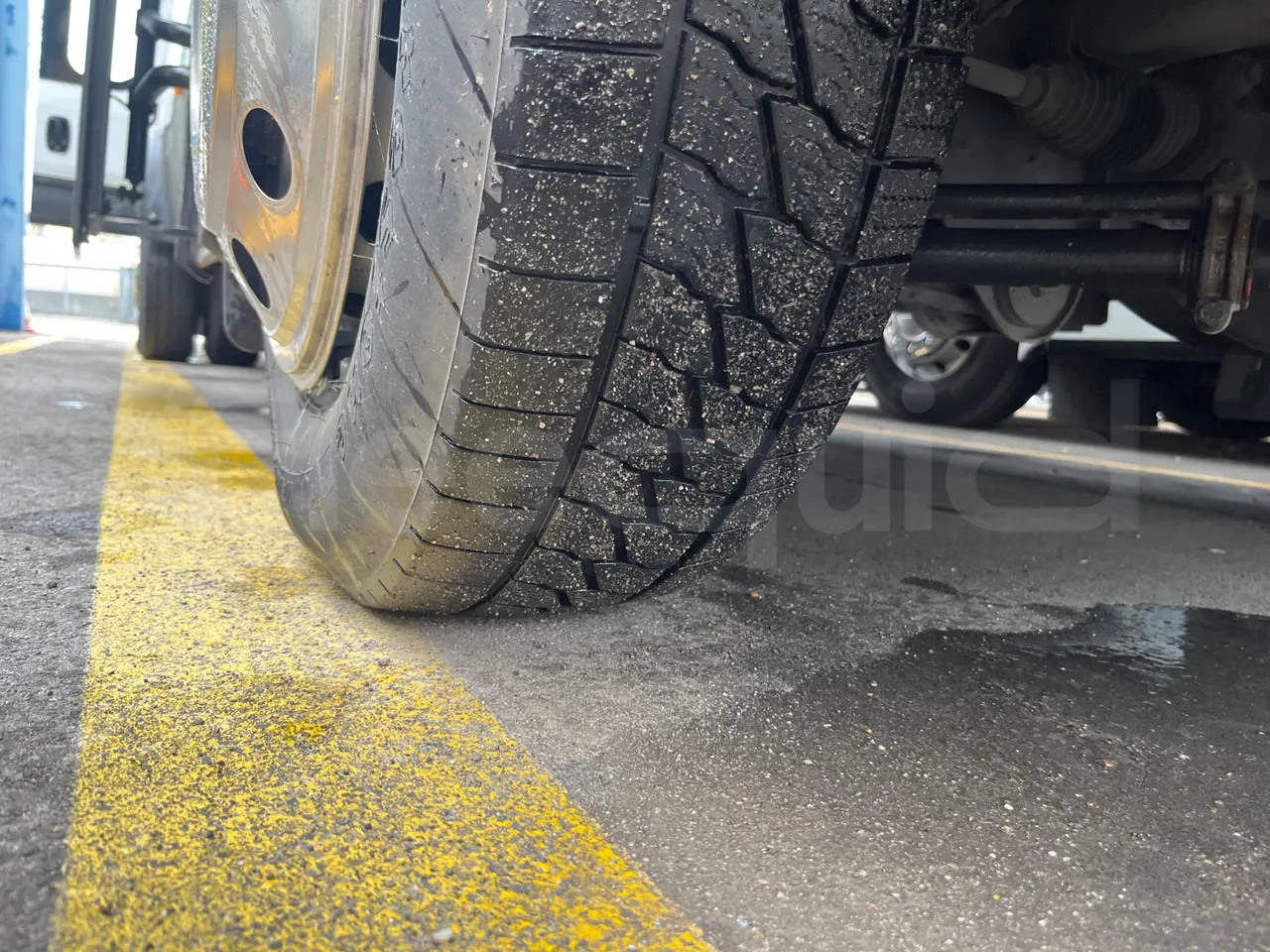 Iveco Daily A65C18 -EUR6 -132kW -7.498m - tread condition front tires left