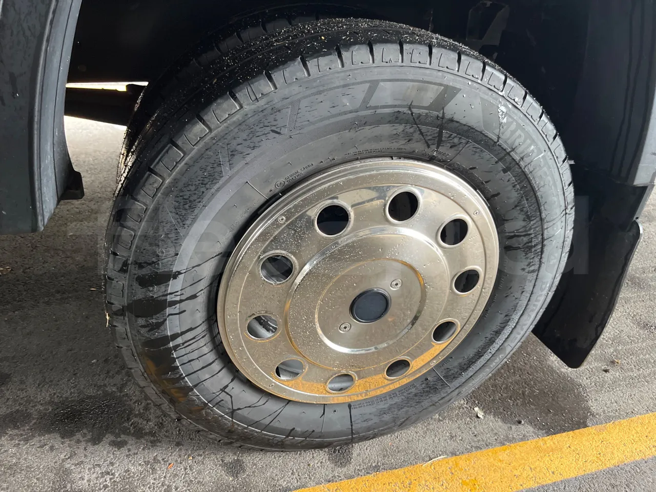 Iveco Daily A65C18 -EUR6 -132kW -7.498m - rear left tire photo