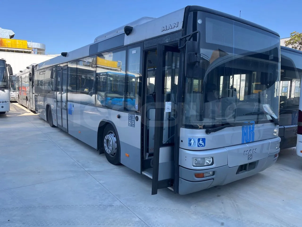 Man Lion's Classic A78 - 3/4 front right doors (mandatory for bus to scrap)
