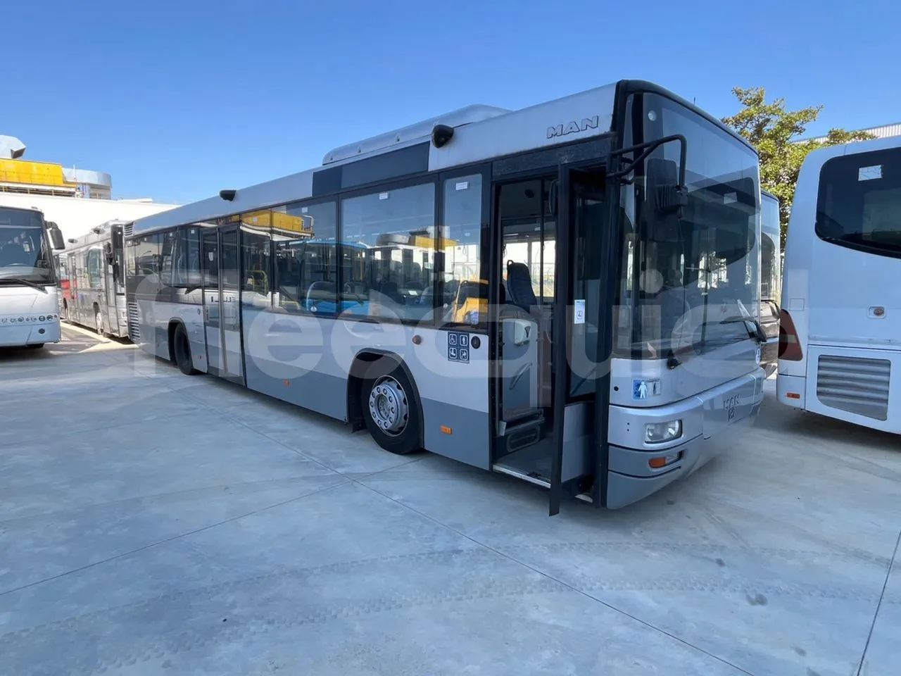 Man Lion's Classic A78 - 3/4 right front doors open