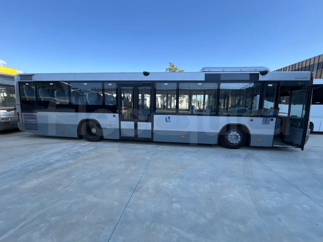 Man Lion's Classic A78 - right side doors closed