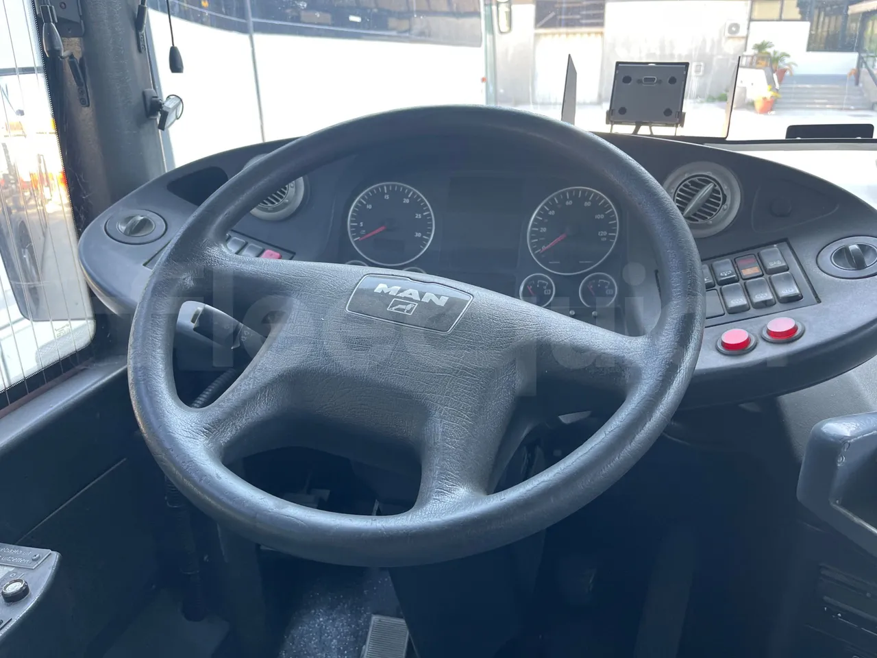 Man Lion's Classic A78 - steering wheel photo