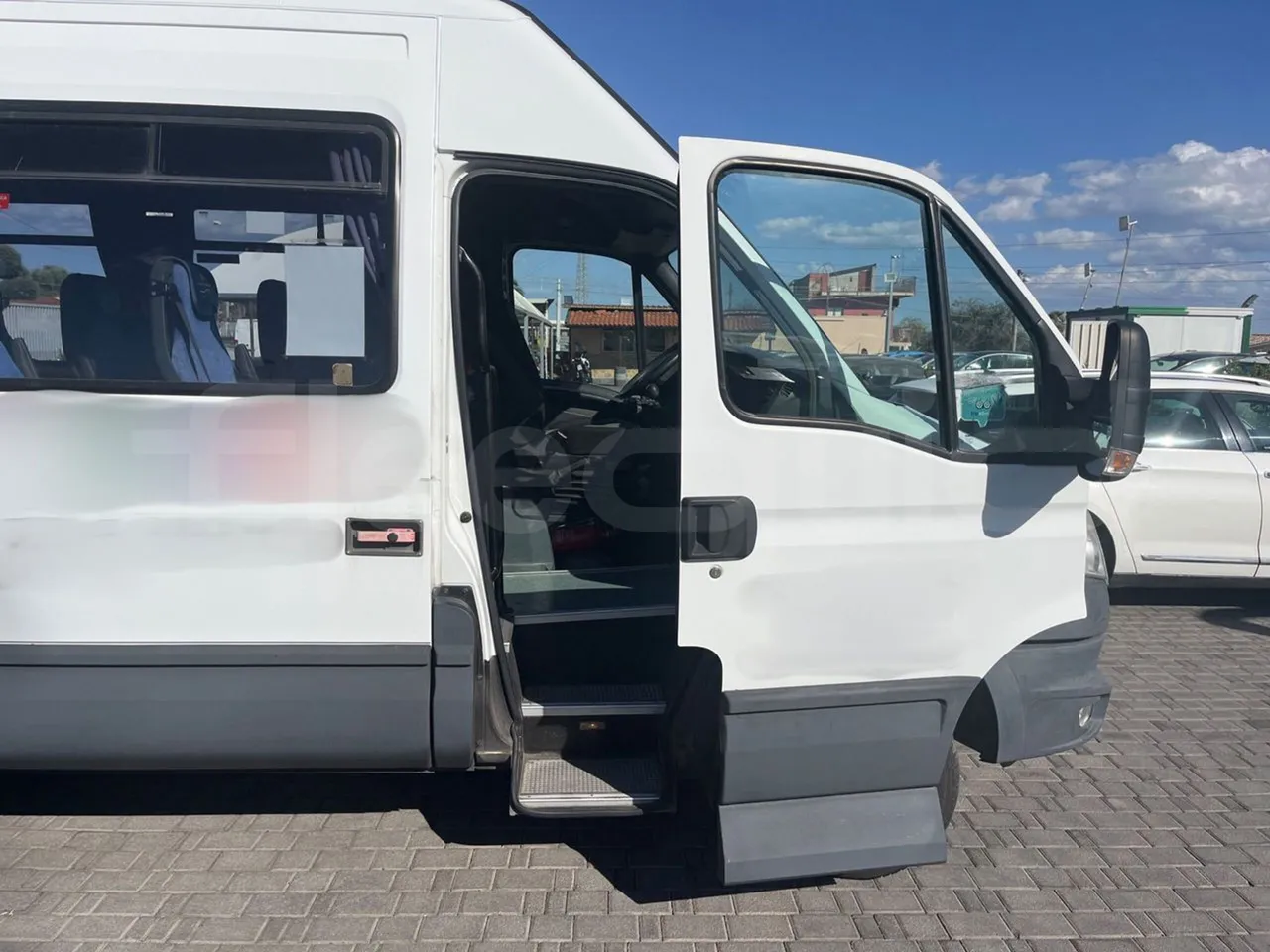 Iveco Daily A40C17 - EURO 5 - 125 kwH - front door 1 open