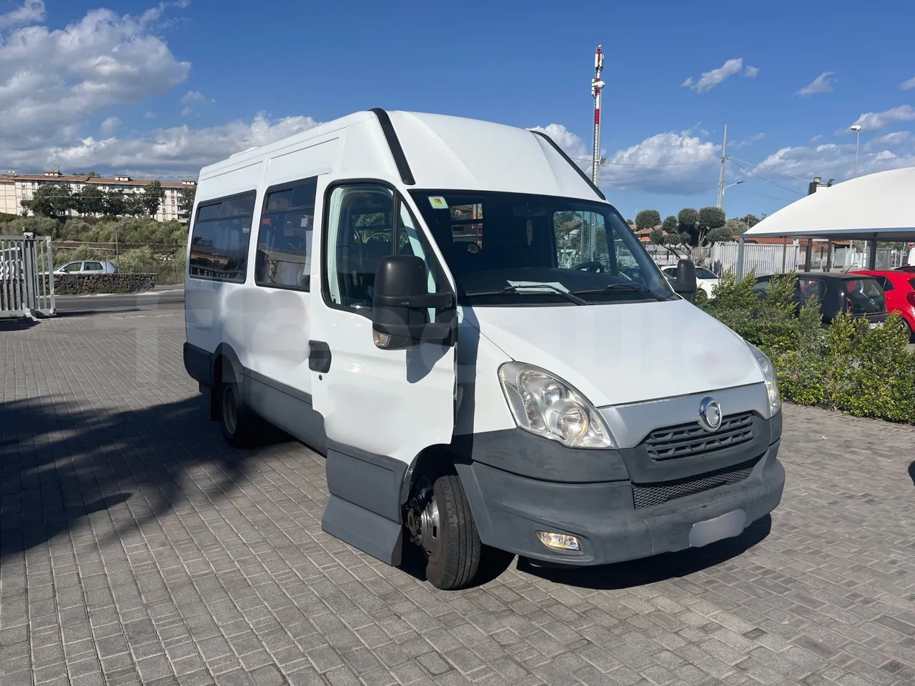 Iveco Daily A40C17 - EURO 5 - 125 kwH - 3/4 right front doors open