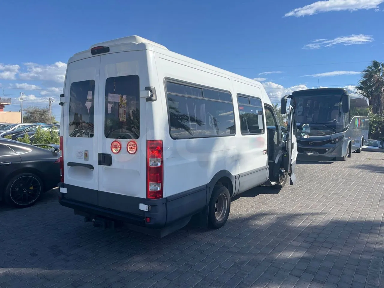 Iveco Daily A40C17 - EURO 5 - 125 kwH - 3/4 right rear doors open