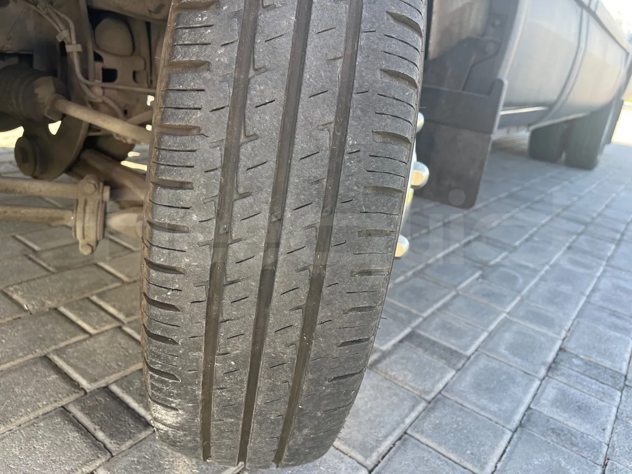 Iveco Daily A40C17 - EURO 5 - 125 kwH - tread condition front tires right
