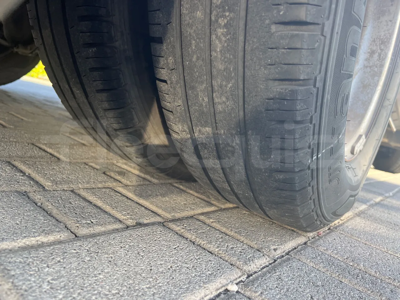 Iveco Daily A40C17 - EURO 5 - 125 kwH - tread condition second axle tires left