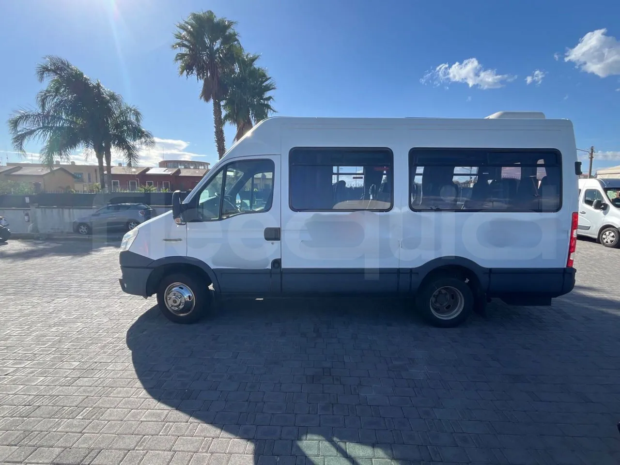 Iveco Daily A40C17 - EURO 5 - 125 kwH - left side photo