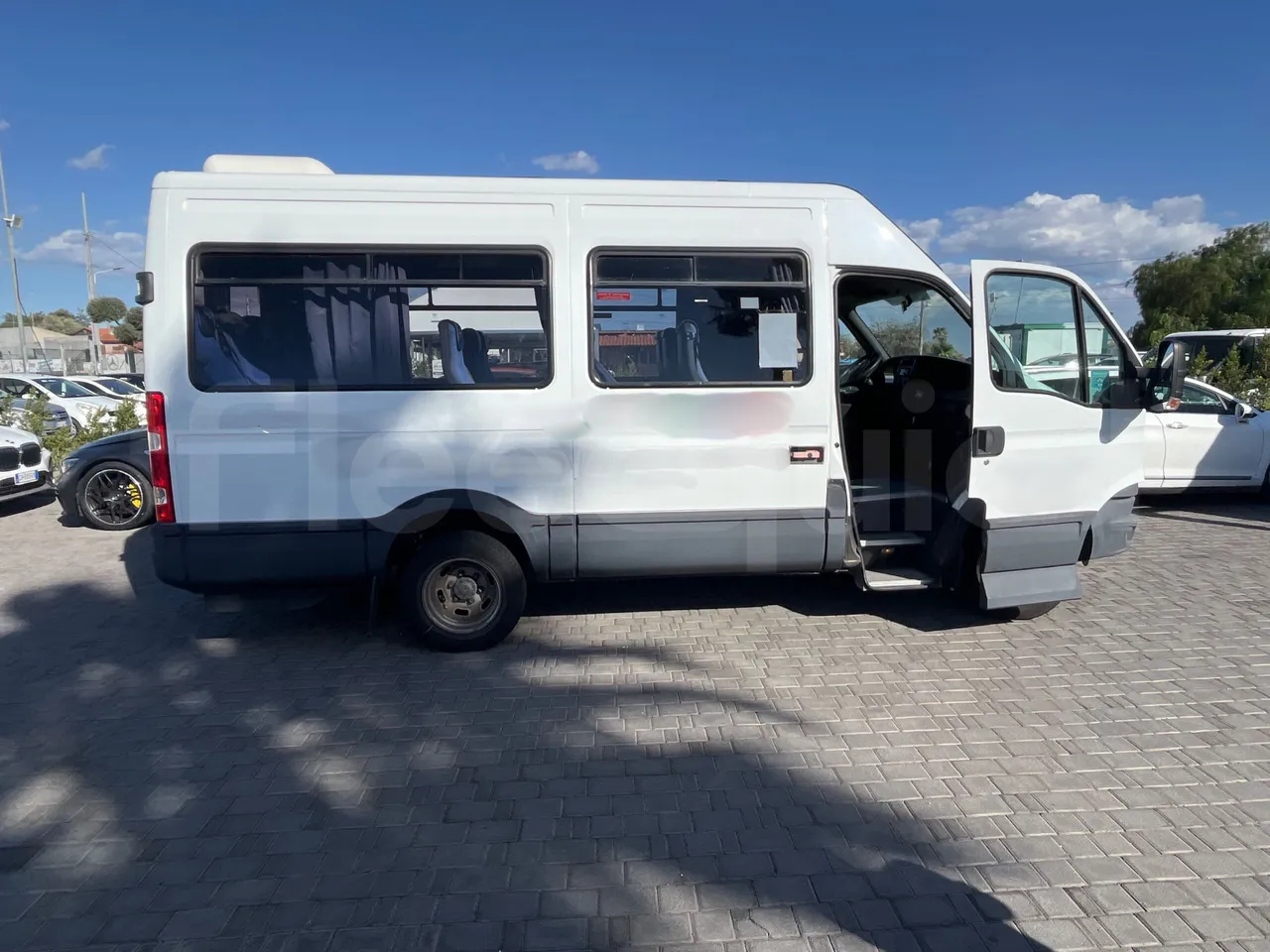 Iveco Daily A40C17 - EURO 5 - 125 kwH - right side doors open