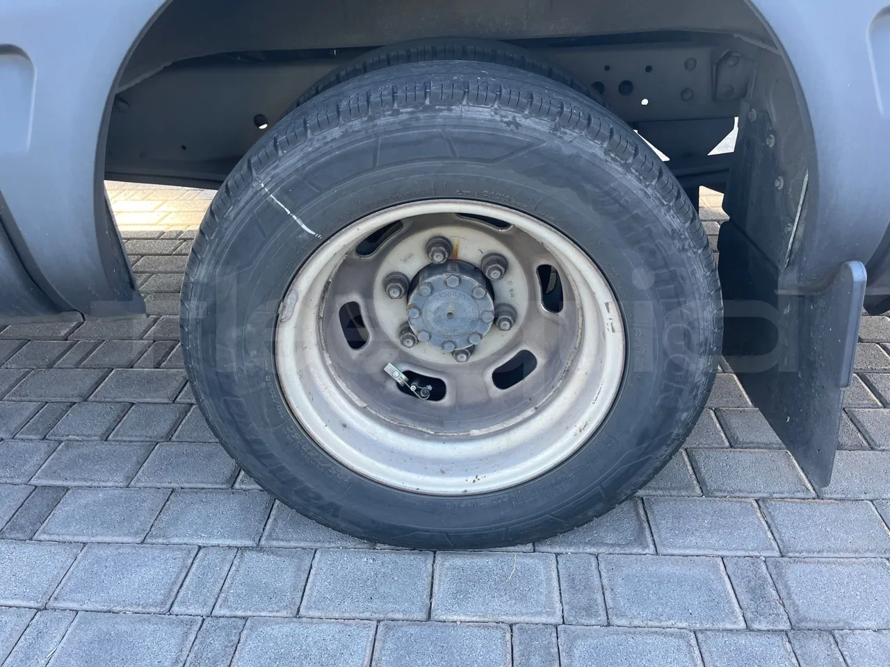 Iveco Daily A40C17 - EURO 5 - 125 kwH - rear left tire photo