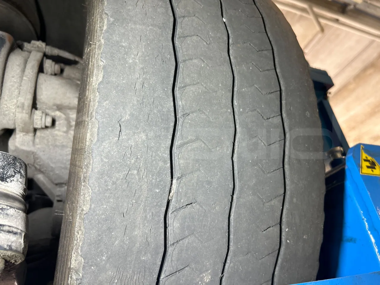 Heuliez GX127 GX127 - EUR5 - 160kW - 9.42m - tread condition front tires left