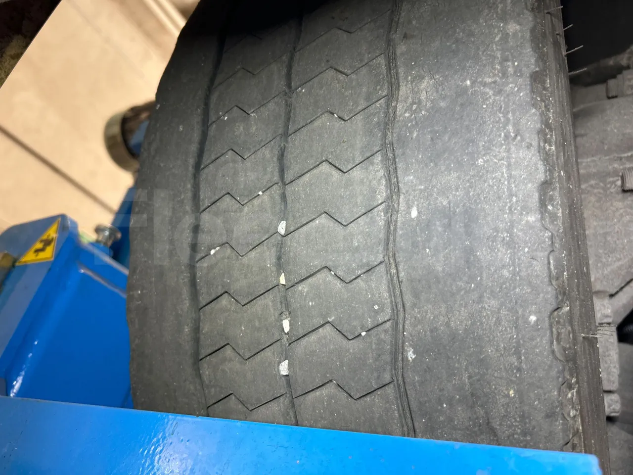 Heuliez GX127 GX127 - EUR5 - 160kW - 9.42m - tread condition front tires right