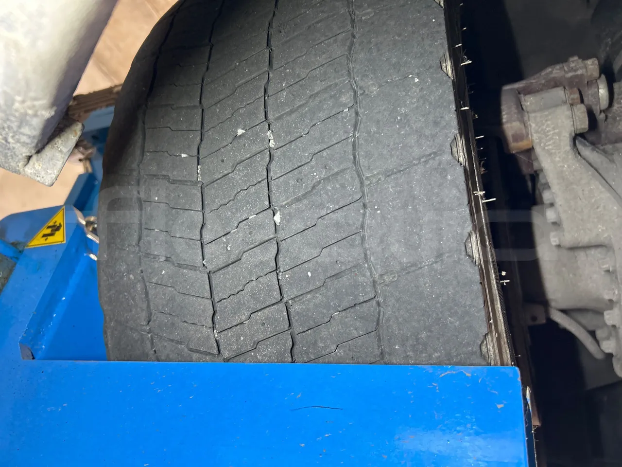 Heuliez GX127 GX127 - EUR5 - 160kW - 9.42m - tread condition second axle tires left