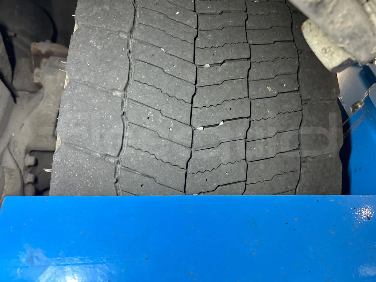 Heuliez GX127 GX127 - EUR5 - 160kW - 9.42m - tread condition second axle tires right