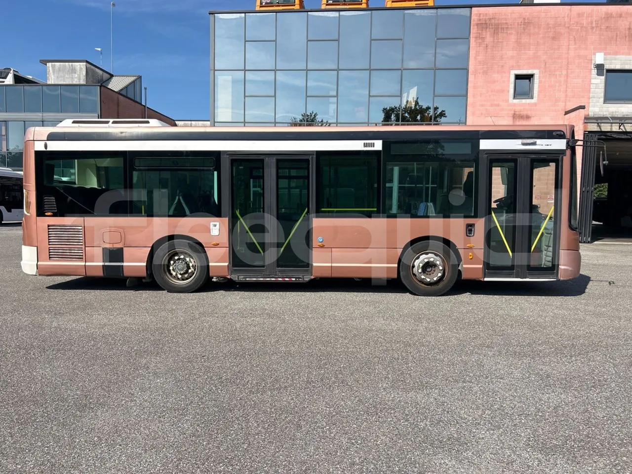 Heuliez GX127 GX127 - EUR5 - 160kW - 9.42m - right side doors closed
