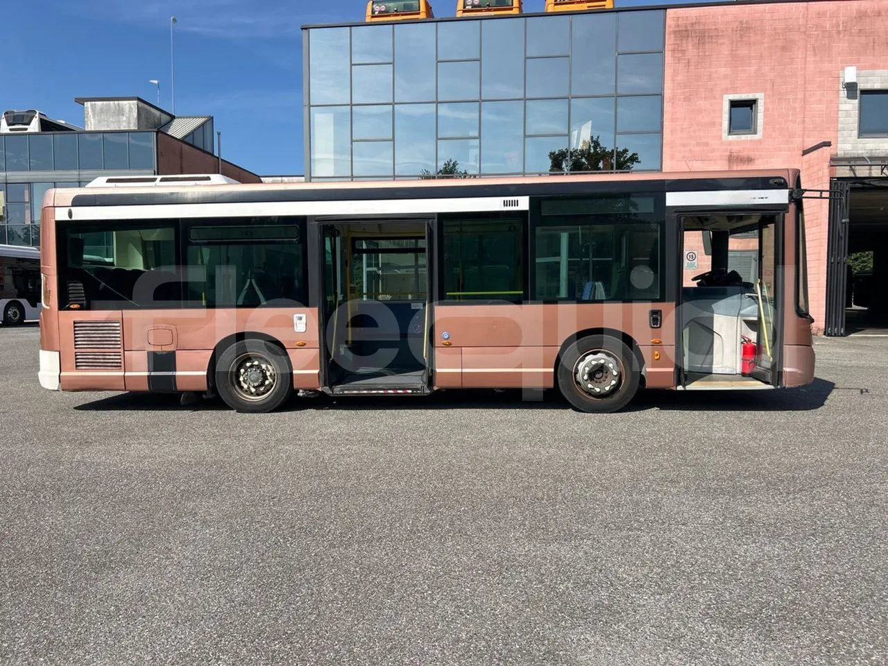 Heuliez GX127 GX127 - EUR5 - 160kW - 9.42m - right side doors open