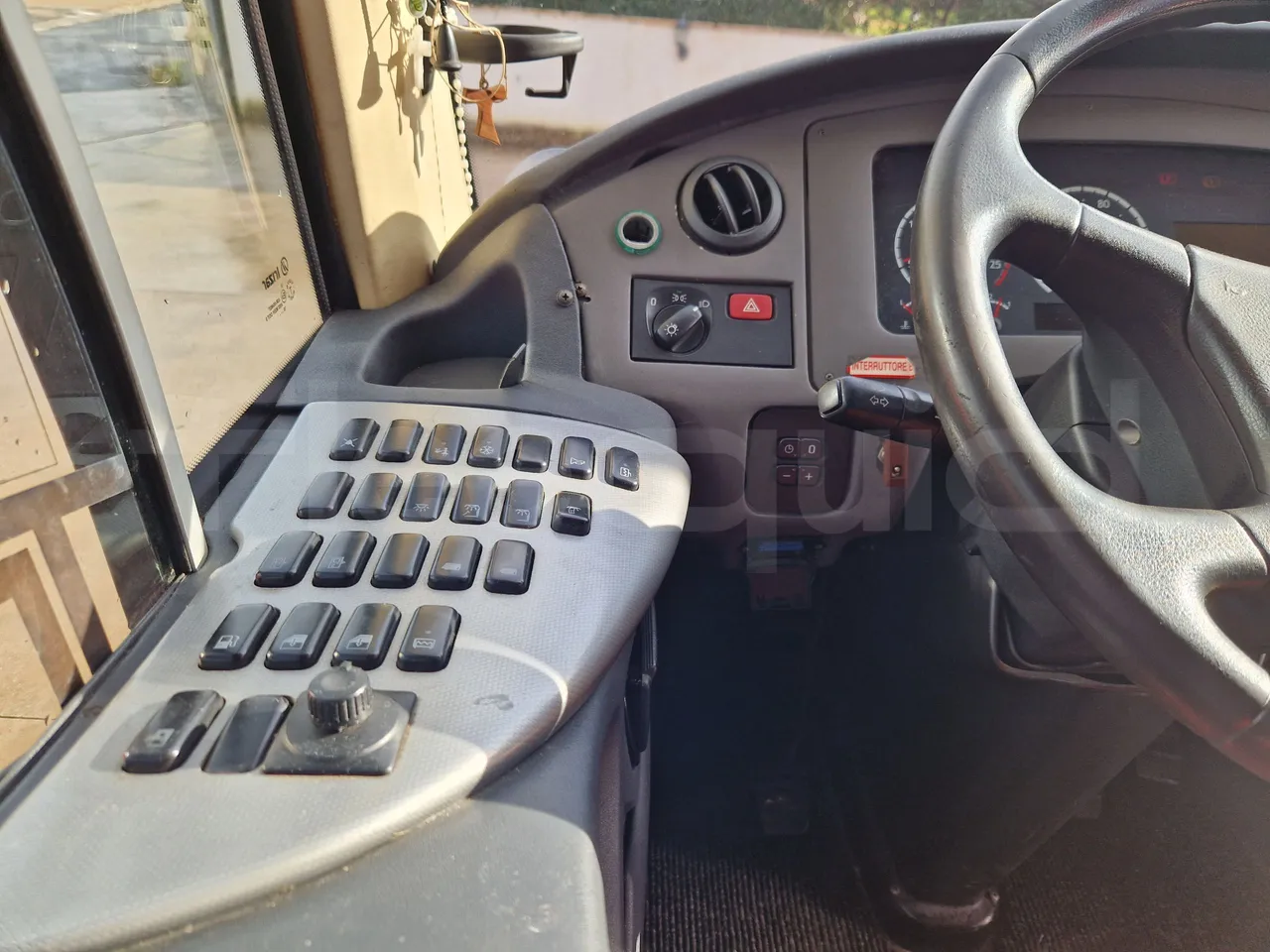 Irizar Scania K380EB - EUR4 - 279kW - 12m - radio accessories photo