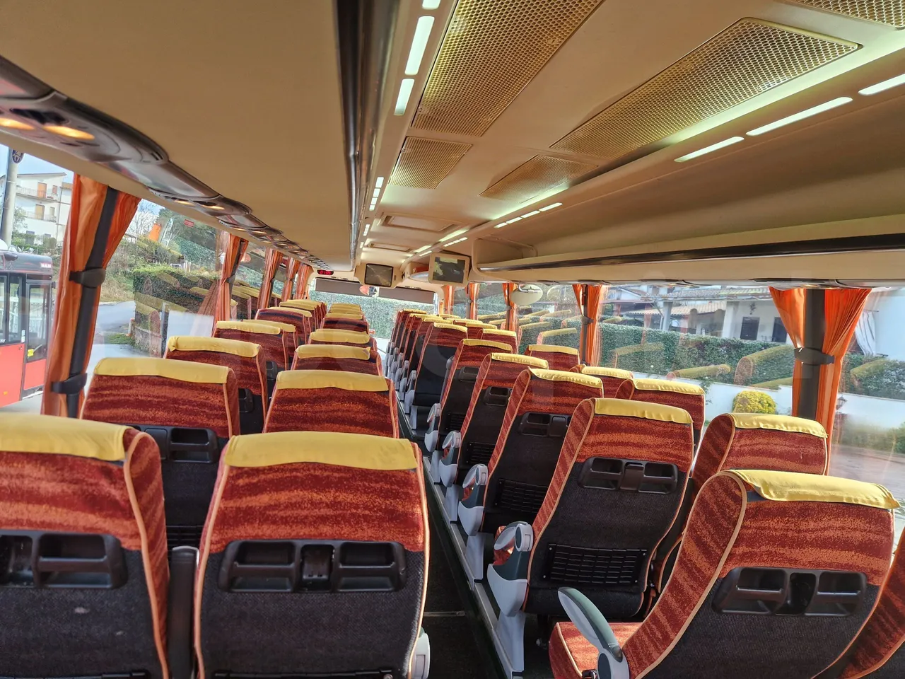 Irizar Scania K380EB - EUR4 - 279kW - 12m - forward view middle aisle