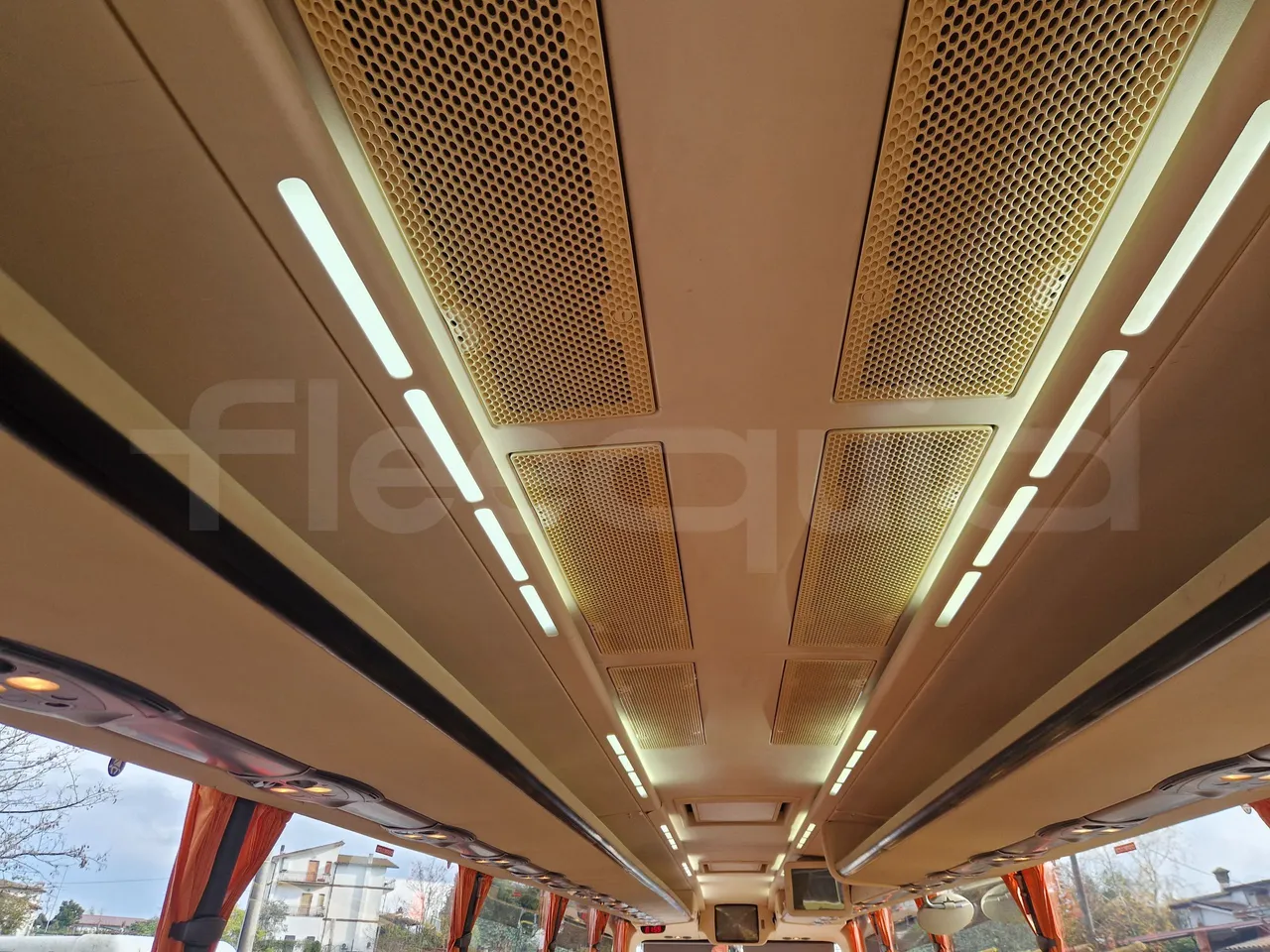 Irizar Scania K380EB - EUR4 - 279kW - 12m - overhead compartments photo