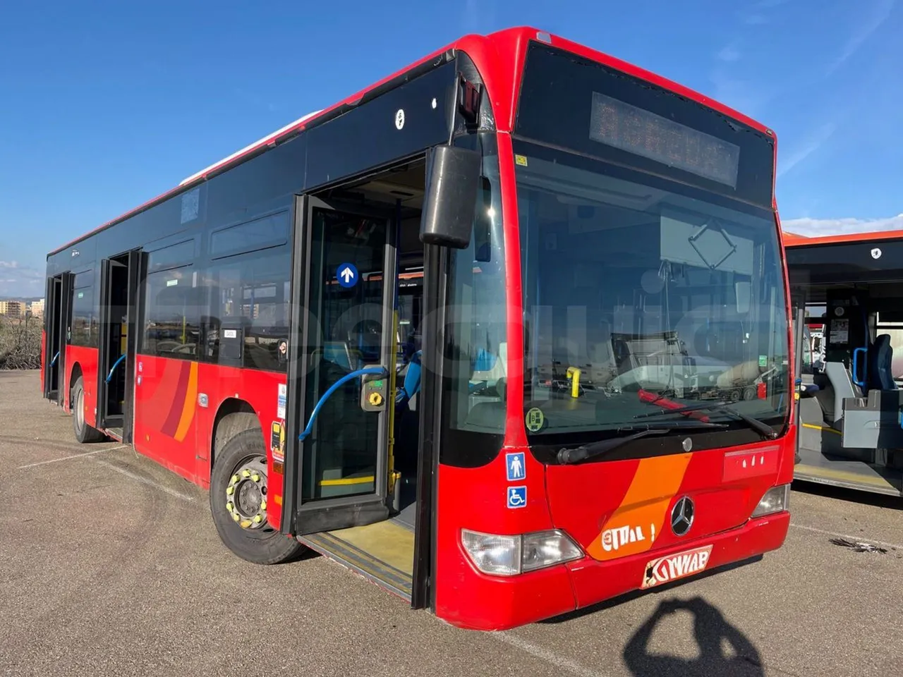 Mercedes-Benz Citaro O530 - Euro4 - 210kW - 11.950m - 3/4 right front doors open
