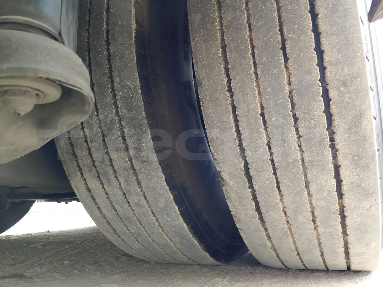 Setra S416 GT-HD/2 -EUR5- 315kW - 13m - tread condition second axle tires left