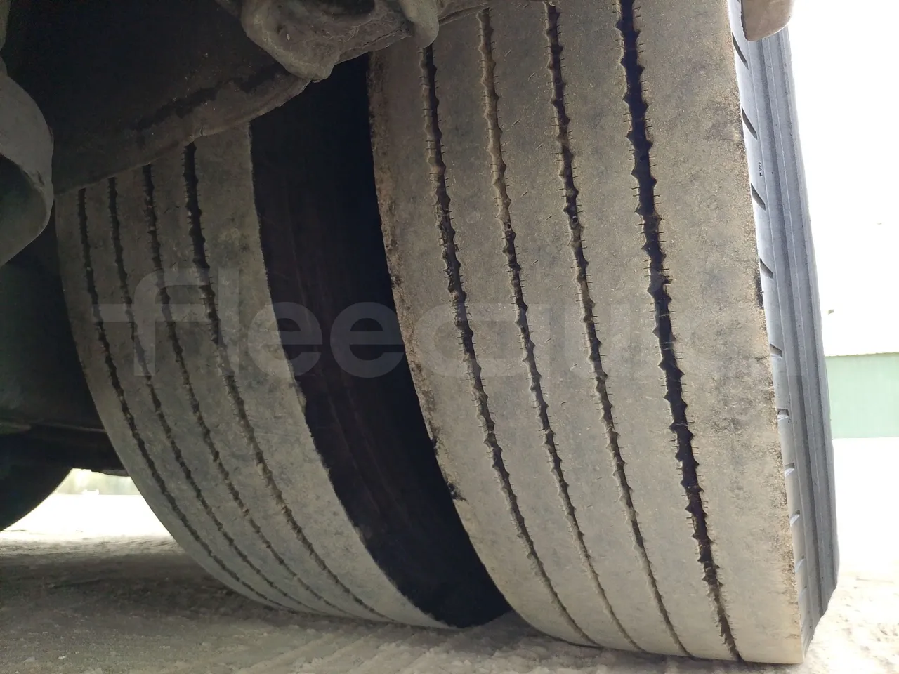 Setra S416 GT-HD/2 -EUR5- 315kW - 13m - tread condition second axle tires right