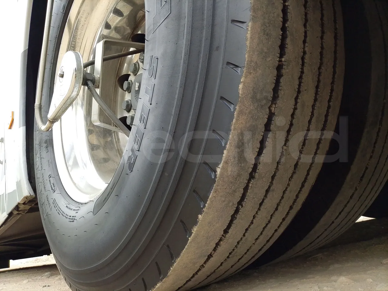 Setra S416 GT-HD/2 -EUR5- 315kW - 13m - tread condition third axle tires left