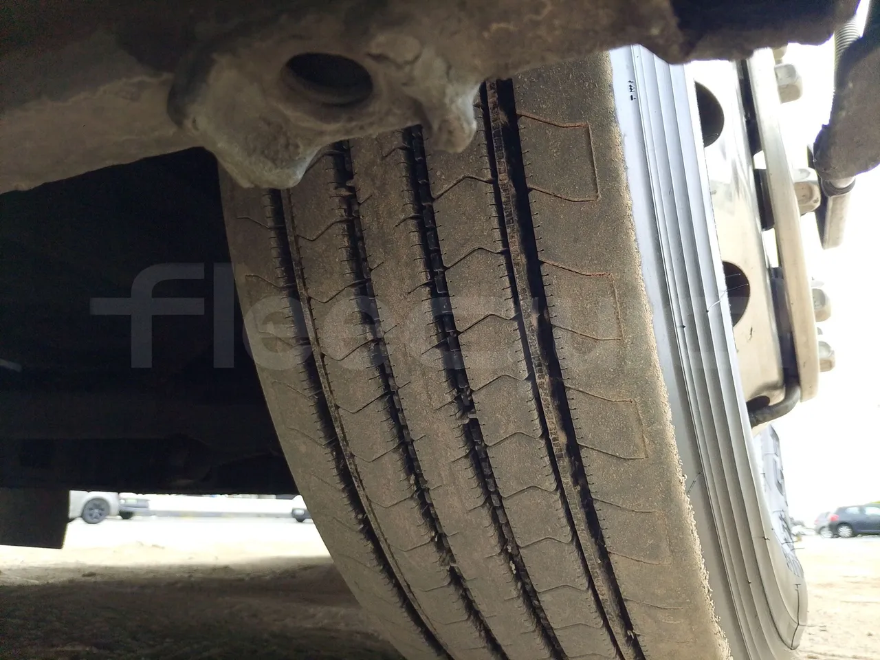 Setra S416 GT-HD/2 -EUR5- 315kW - 13m - tread condition third axle tires right
