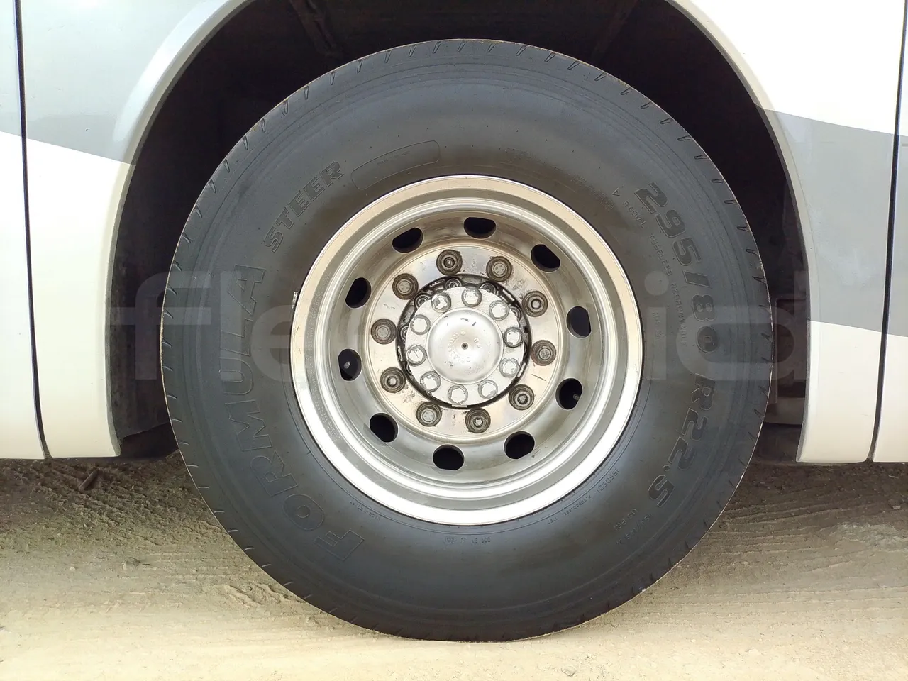 Setra S416 GT-HD/2 -EUR5- 315kW - 13m - rear left tire photo