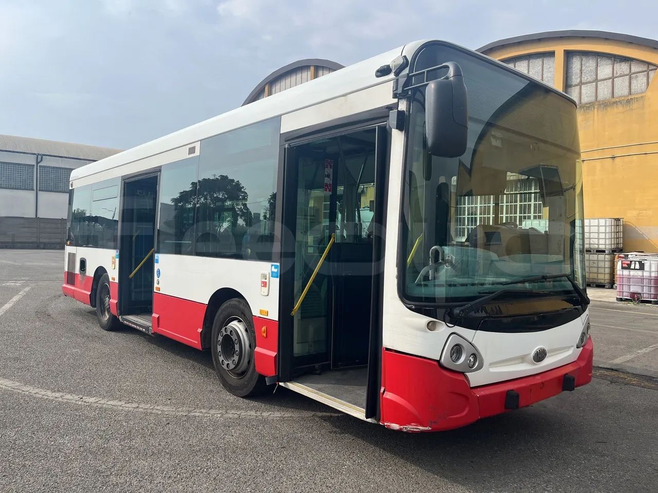 Iveco Heuliez Gx117 - 3/4 Front Right Side Doors Open