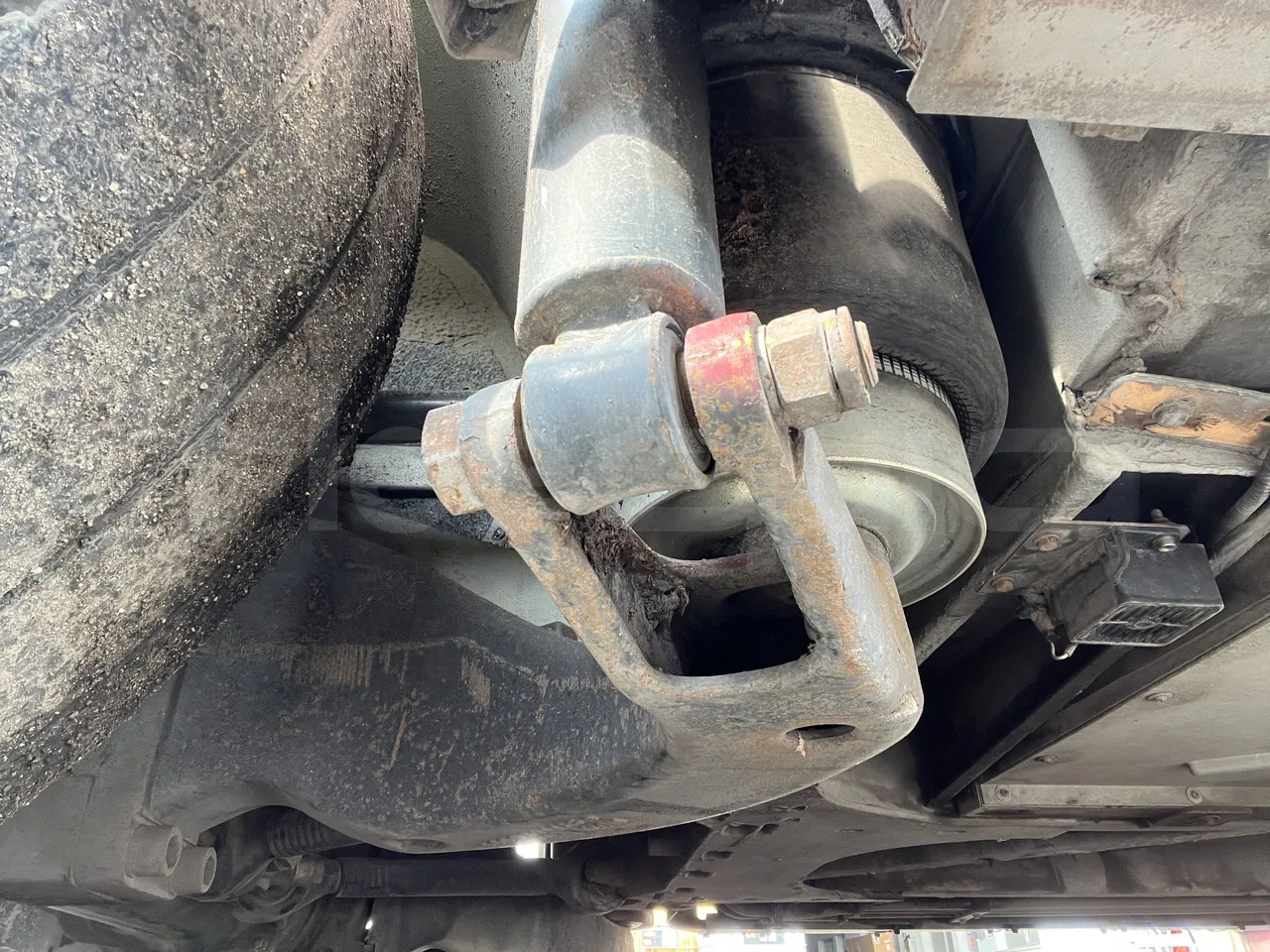 Iveco Heuliez Gx117 - Second Axle First Shock Absorbers Right Side