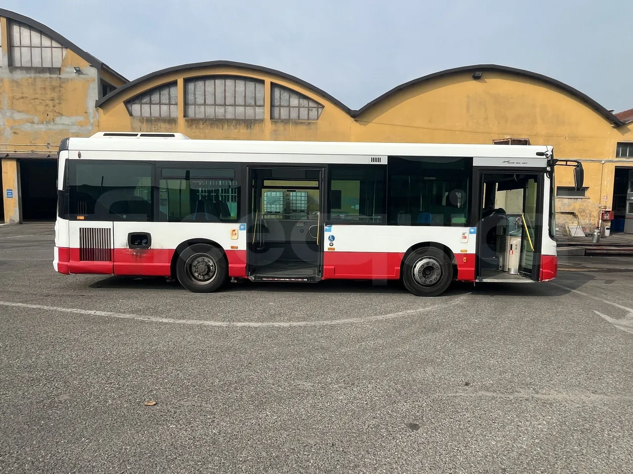 Iveco Heuliez Gx117 - Right Side Doors Open