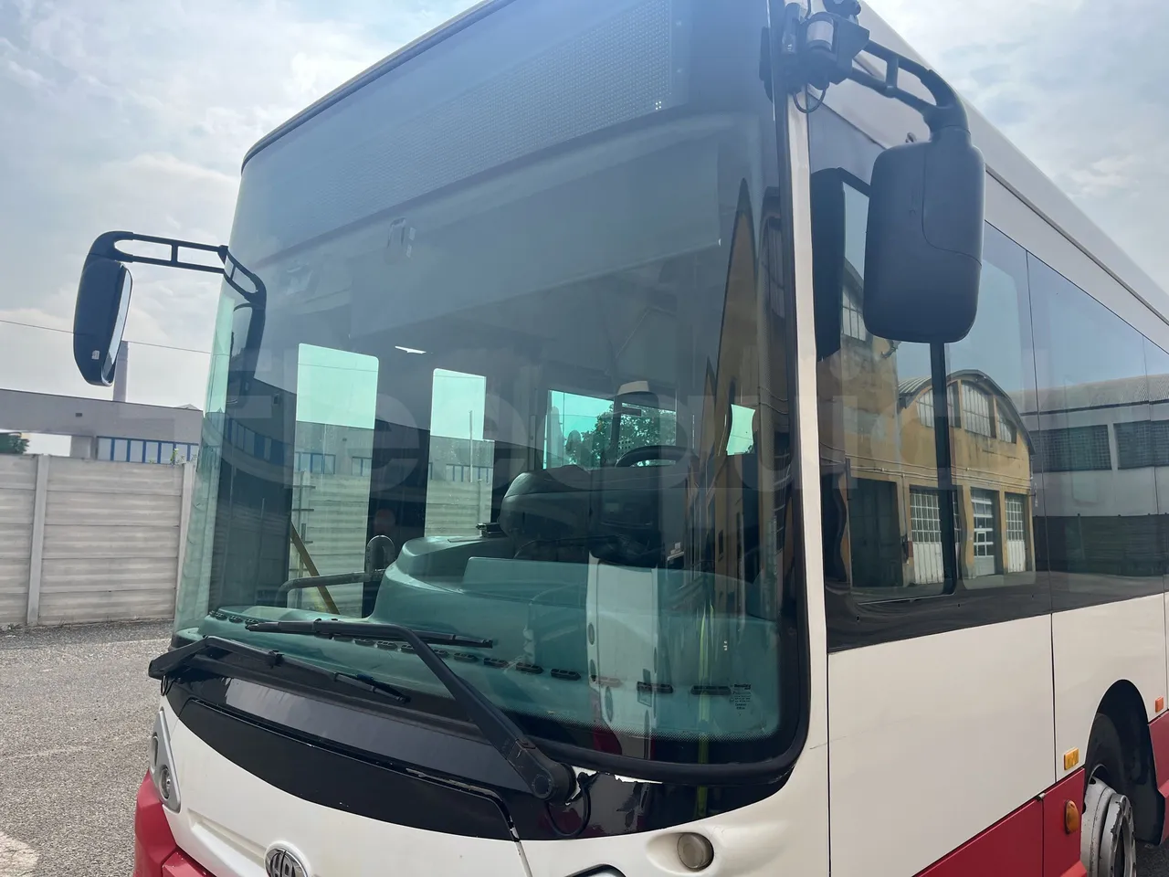 Iveco Heuliez Gx117 - Windscreen From Left Side