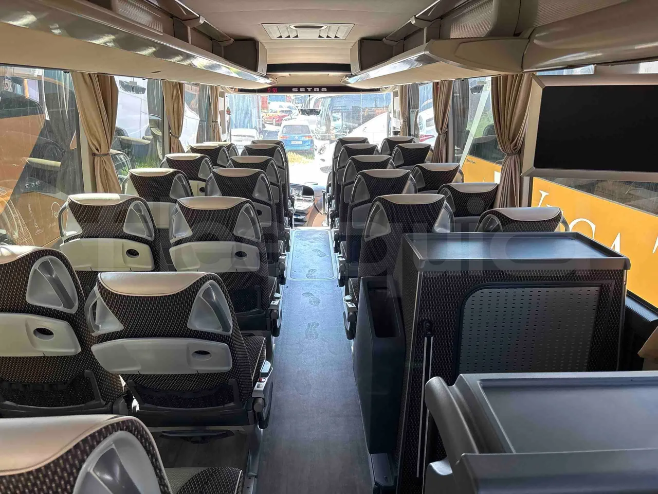 Setra S515 - forward view middle aisle