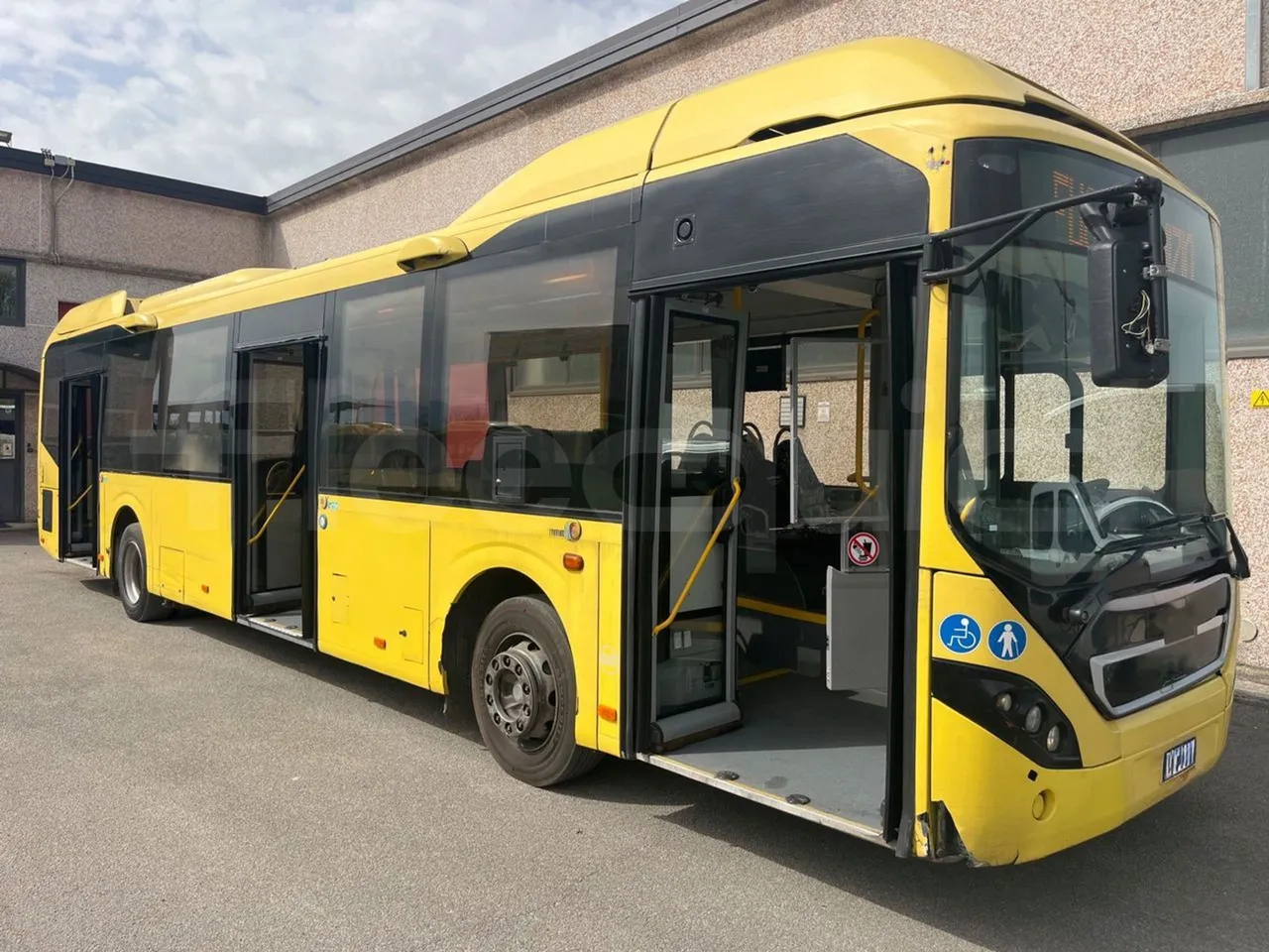 Volvo B4SC 7900  - Euro6 - 177kW - 12.134mt - 3/4 right front doors open