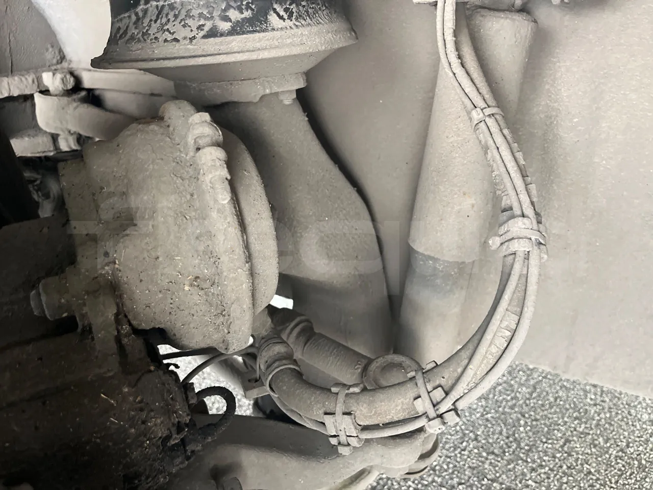 Volvo B4SC 7900  - Euro6 - 177kW - 12.134mt - front brake calipers left