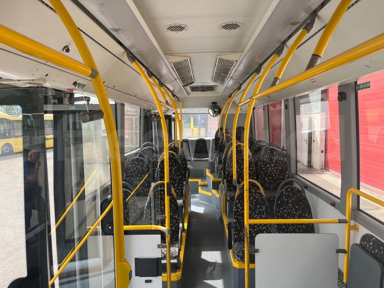 Volvo B4SC 7900  - Euro6 - 177kW - 12.134mt - reverse view middle aisle