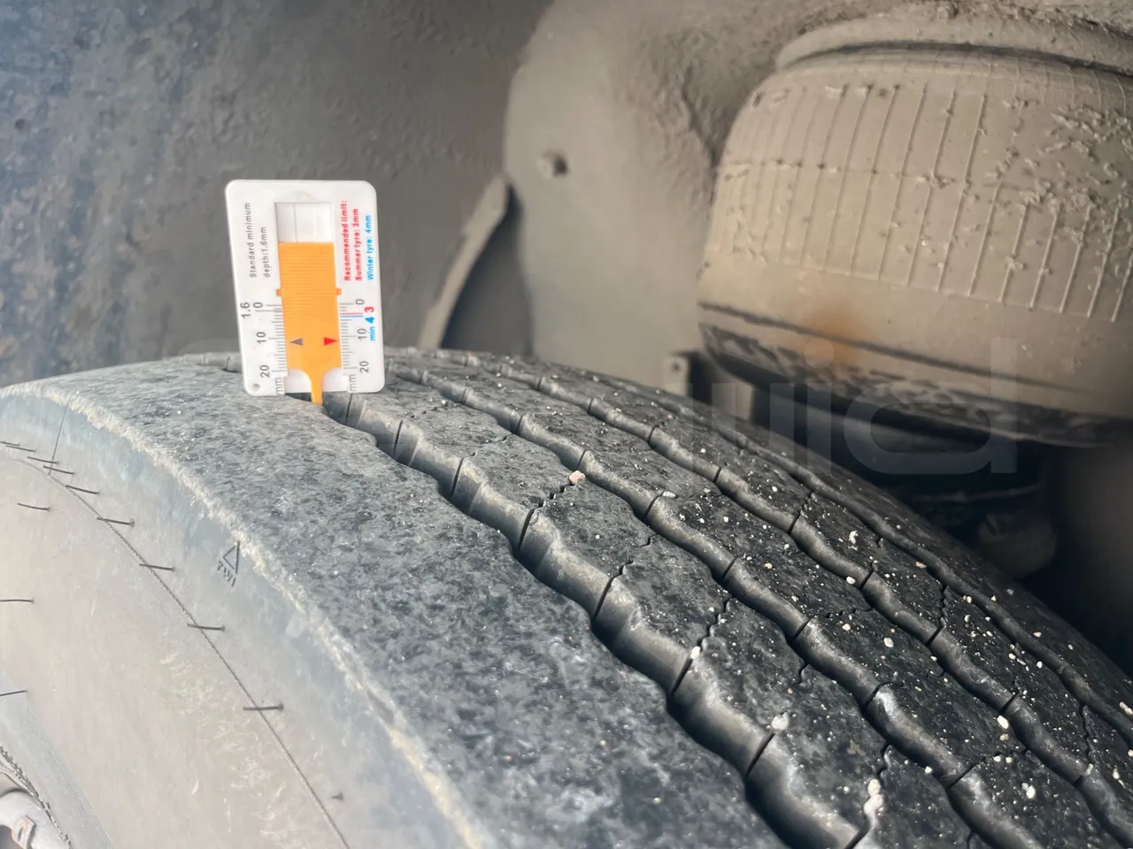 Volvo B4SC 7900  - Euro6 - 177kW - 12.134mt - tread condition front tires right