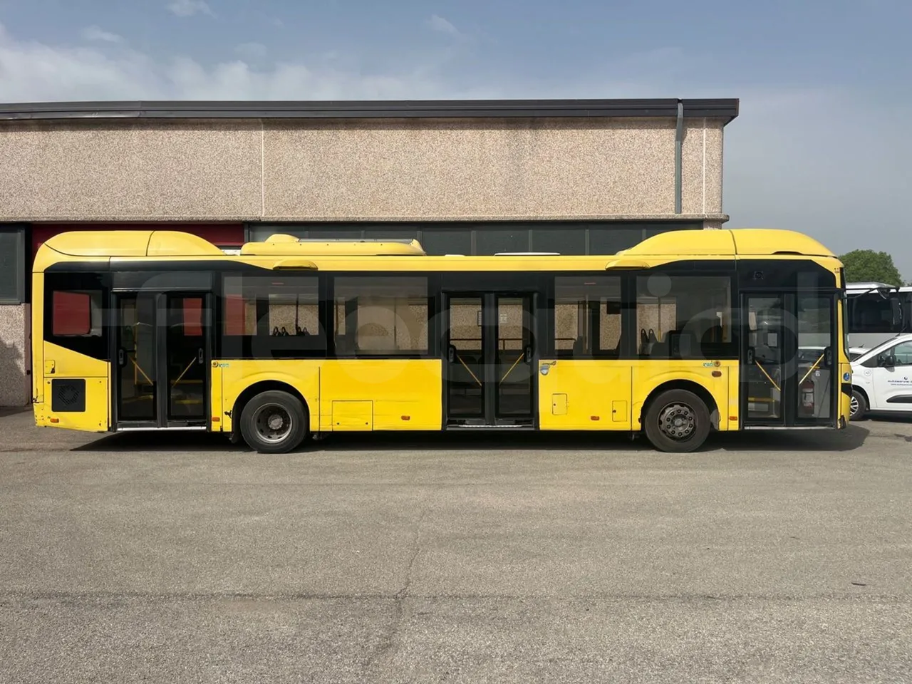 Volvo B4SC 7900  - Euro6 - 177kW - 12.134mt - right side doors closed