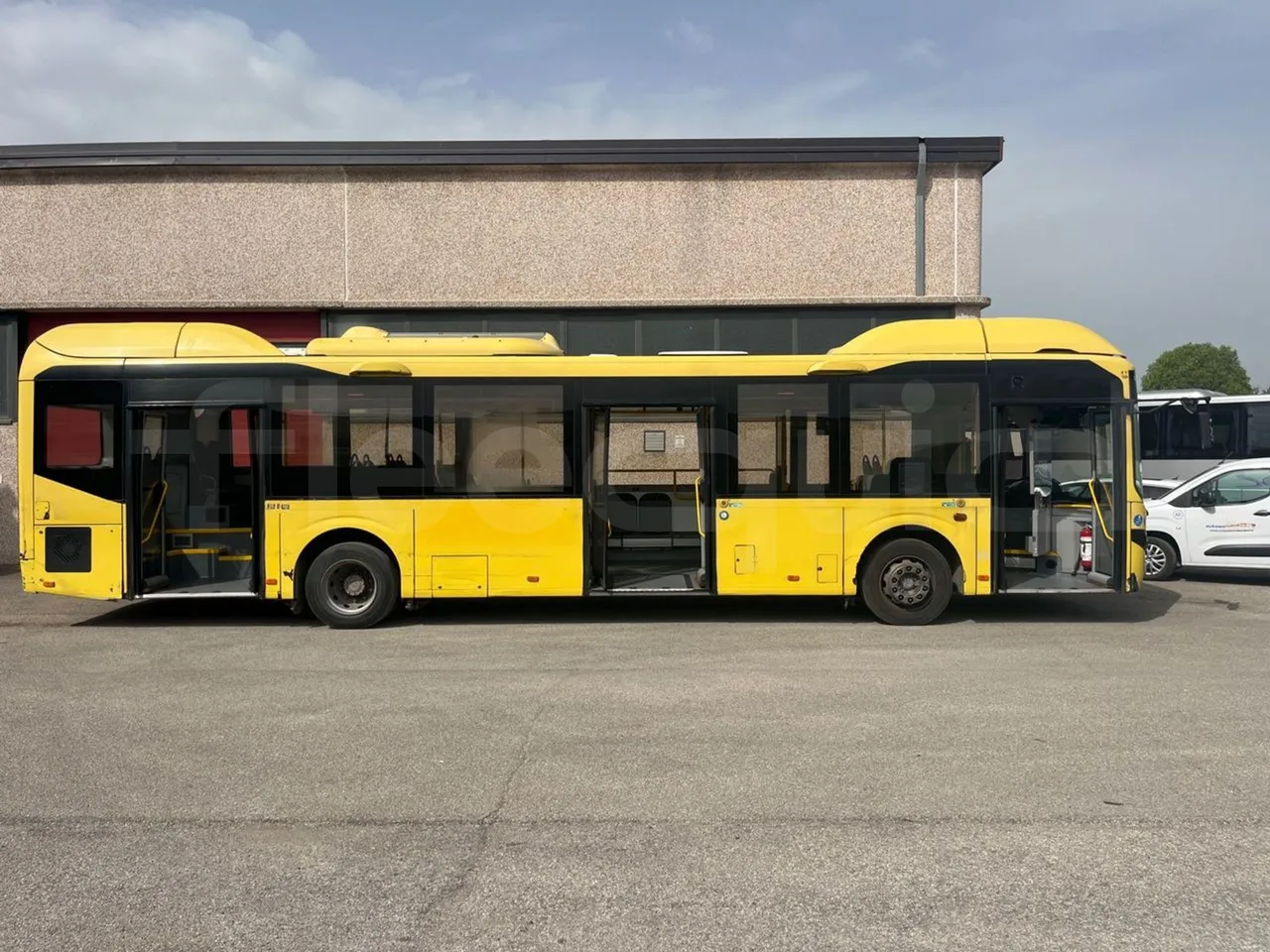 Volvo B4SC 7900  - Euro6 - 177kW - 12.134mt - right side doors open