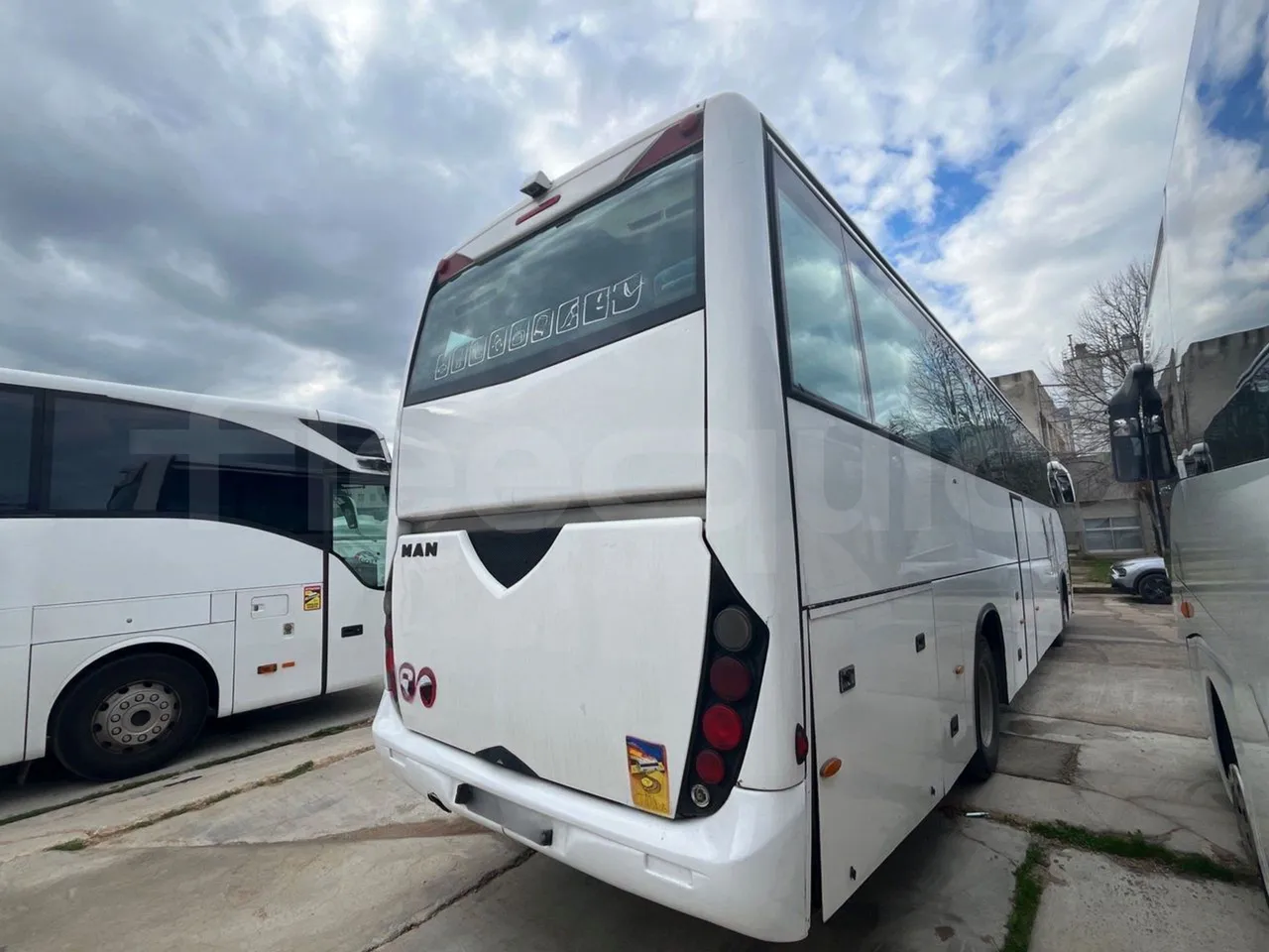 Man Noge Touring345 - EUR3 -  301kW - 13.000m - 3/4 right rear doors closed