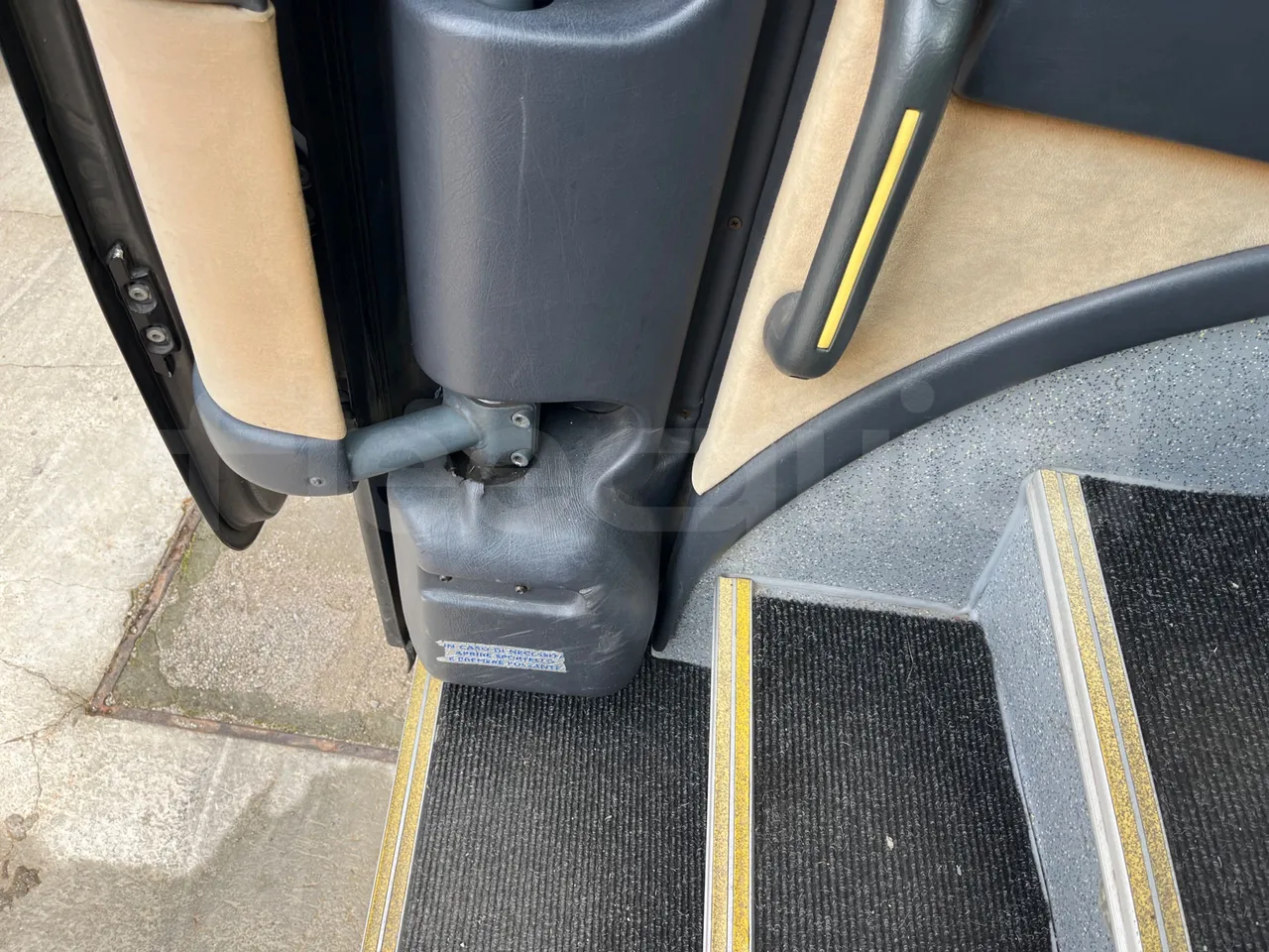 Man Noge Touring345 - EUR3 -  301kW - 13.000m - door mechanism photo