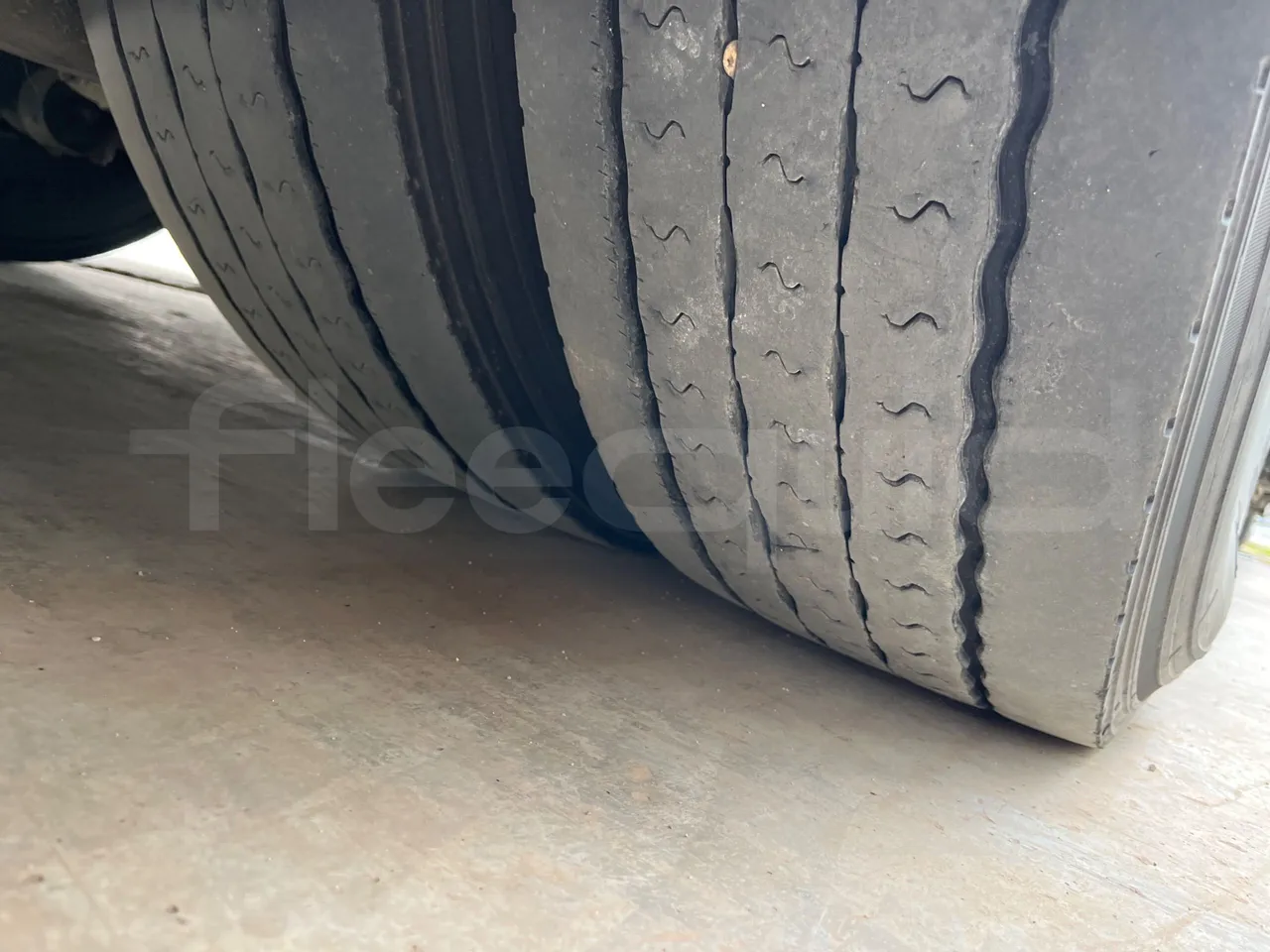 Man Noge Touring345 - EUR3 -  301kW - 13.000m - tread condition front tires left
